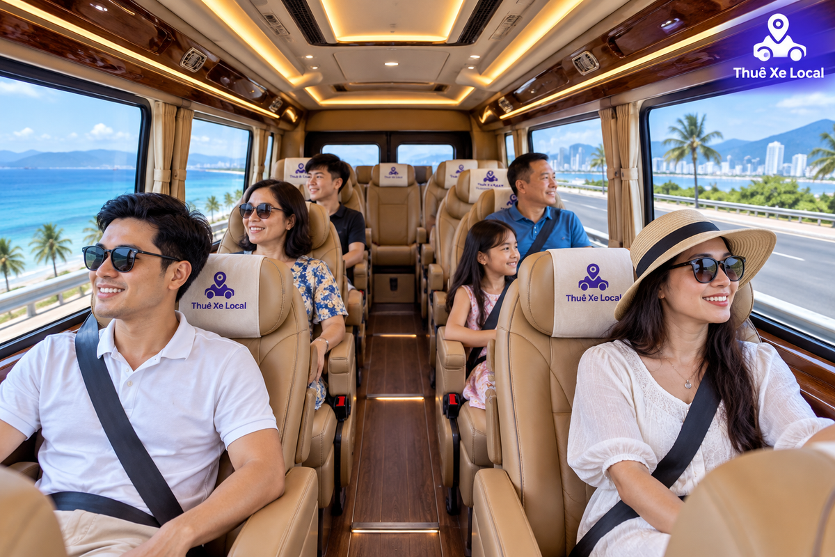 Khách du lịch trải nghiệm nội thất Limousine Thuê Xe Local tại Nha Trang