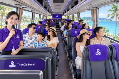 Khách du lịch trong xe Thuê Xe Local