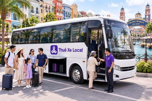 Khách sử dụng dịch vụ xe du lịch 29 chỗ Thuê Xe Local tại Grand World