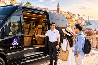 Nhân viên giới thiệu limousine tại Sunset Town Phú Quốc