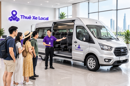 Nhân viên giới thiệu xe 16 chỗ cho đoàn khách