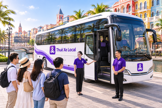 Nhân viên giới thiệu xe tại Grand World