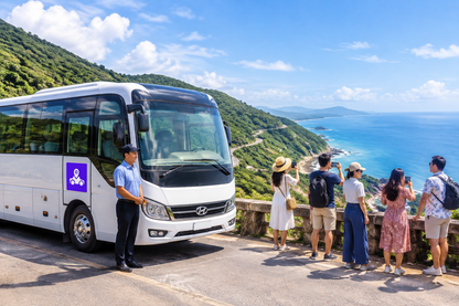 Đoàn khách bên xe 29 chỗ trên cung đường ven biển