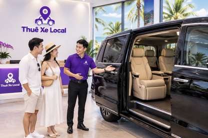Showroom Thuê Xe Local và nhân viên giới thiệu limousine 9 chỗ